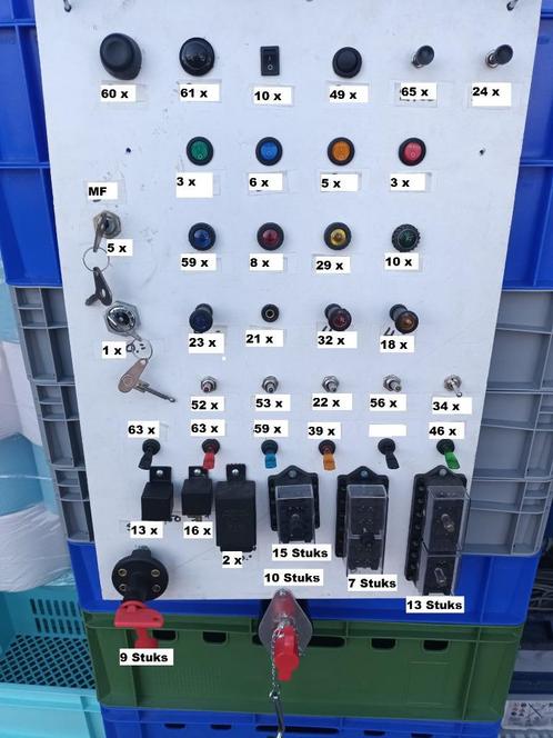 Ca 1500 nieuwe Schakelaars , Zekeringkastjes , Relais enz, Auto-onderdelen, Dashboard en Schakelaars, Universele onderdelen, Nieuw