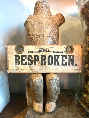 OUD TREIN BORDJE KARTON “ BESPROKEN “ beschikbaar voor biedingen