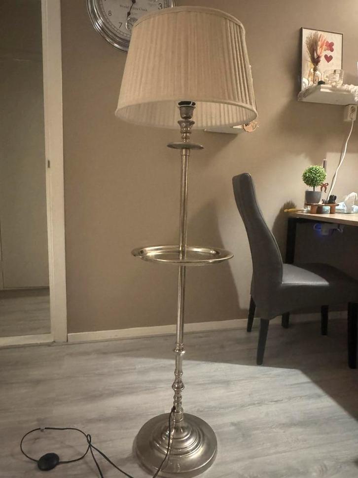 Riviera maison lamp met tafeltje en lampenkap, Huis en Inrichting, Lampen | Vloerlampen, Gebruikt, 100 tot 150 cm, Ophalen