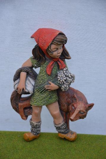 Oud beeldje/ wandbeeldje van roodkapje en de wolf gemerkt beschikbaar voor biedingen