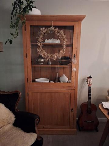 Buffet kast van grenenhout.  beschikbaar voor biedingen