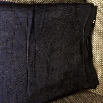 NIEUWE mooie donkerblauwe lap stof met fijn werkje figuurtje beschikbaar voor biedingen