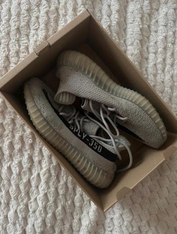 Yeezies 350v2 beschikbaar voor biedingen