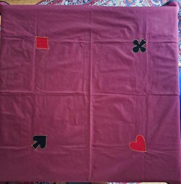 Mooi bridgekleed met 4 kaartsymbolen. 120 X 120 cm. beschikbaar voor biedingen