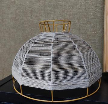 Unieke hanglamp met okergeel frame en sisaltouw beschikbaar voor biedingen