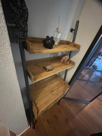 Kastje voor tegen de muur beschikbaar voor biedingen