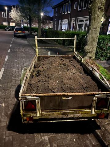 zwart zand tuinaarde beschikbaar voor biedingen