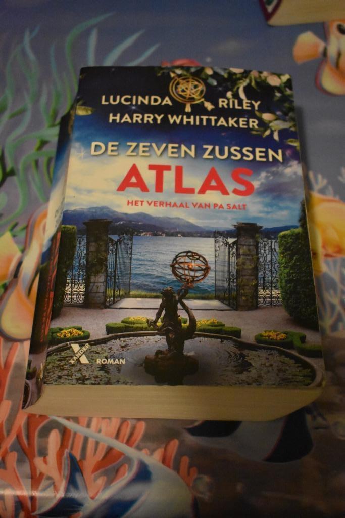 boek van Lucinda Riley/atlas, deel 7 & 8 van de zeven zussen, Boeken, Romans, Zo goed als nieuw, Ophalen of Verzenden