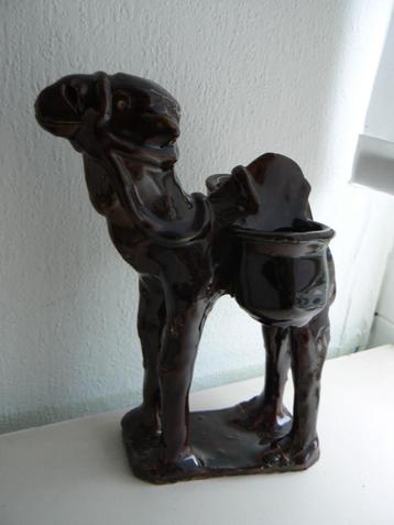 terracotta beeldje van kameel met zadelmanden, bruin beschikbaar voor biedingen