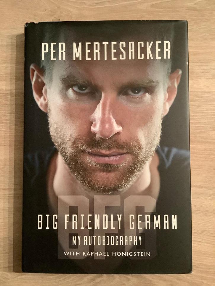 Per Mertesacker - Big Friendky German, Boeken, Sportboeken, Zo goed als nieuw, Balsport, Ophalen of Verzenden