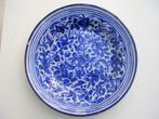 Groot antiek majolica bord, wandbord, floraal decor, Spaans?, Antiek en Kunst, Ophalen of Verzenden