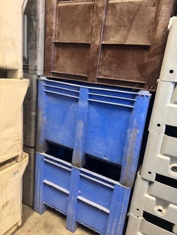 Kunststof palletboxen met schades box/krat/bak/schade beschikbaar voor biedingen