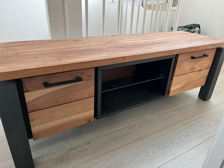 Houten TV-meubel met metalen frame, Huis en Inrichting, Kasten | Televisiemeubels, Zo goed als nieuw, 100 tot 150 cm, 25 tot 50 cm