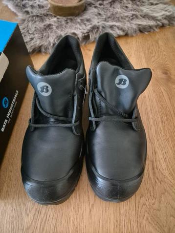 Werkschoenen veiligheids schoenen.   beschikbaar voor biedingen