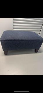 Blauwe hocker/voetenbank met houten pootjes, Huis en Inrichting, Banken | Voetenbanken en Poefen, Ophalen, 50 tot 75 cm, Zo goed als nieuw
