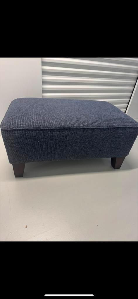 Blauwe hocker/voetenbank met houten pootjes, Huis en Inrichting, Banken | Voetenbanken en Poefen, Zo goed als nieuw, 75 tot 100 cm