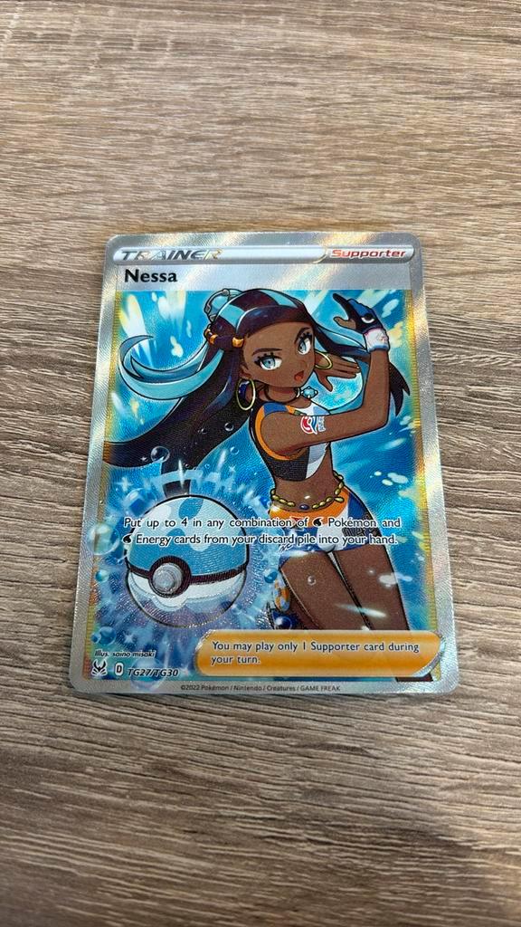 Nessa TG27/TG30 - Lost Origin, Hobby en Vrije tijd, Verzamelkaartspellen | Pokémon, Zo goed als nieuw, Ophalen of Verzenden