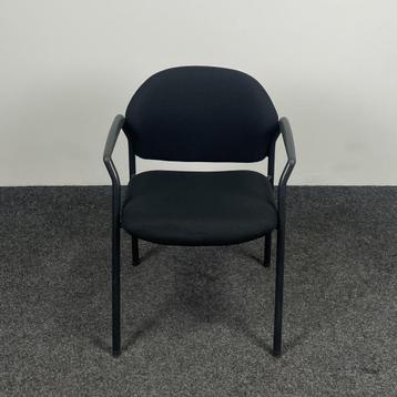 Ahrend 320 Vergaderstoel - Schuine Armleggers - Zwart Onders beschikbaar voor biedingen