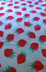 Katoenen lap wit met rode Aardbeien +/-120 x 145 cm, Gebruikt, Verzenden, 30 tot 120 cm, Katoen