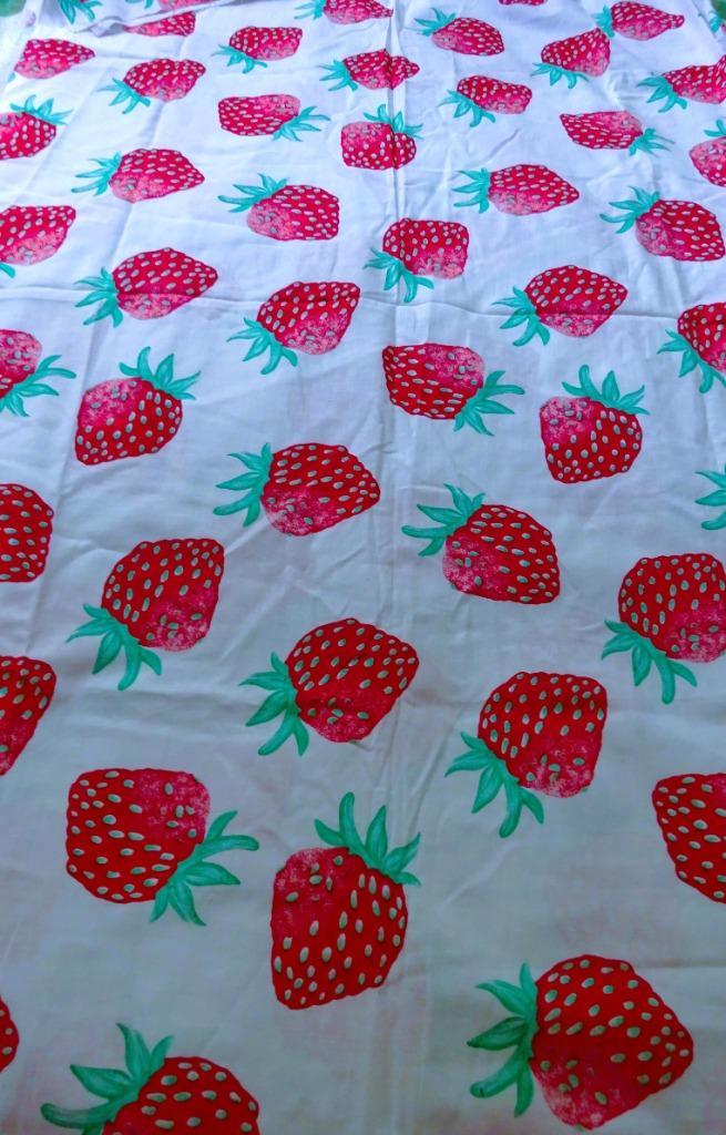 Katoenen lap wit met rode Aardbeien +/-120 x 145 cm, Hobby en Vrije tijd, Stoffen en Lappen, Gebruikt, Katoen, 30 tot 120 cm, 30 tot 200 cm