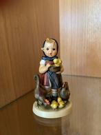 Hummel beeldje 199 Feeding time, Verzamelen, Beelden en Beeldjes, Ophalen of Verzenden, Zo goed als nieuw, Hummel