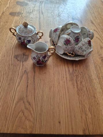 oud koffie servies beschikbaar voor biedingen