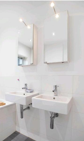 2 Spiegelkasten voor de badkamer met lampen beschikbaar voor biedingen