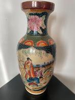 Vintage Aziatische Vaas met Gedetailleerde Scènes, Antiek en Kunst, Antiek | Vazen, Ophalen