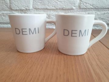 Set van 2 Espresso kopjes. Matglans wit. Demi. 6,5x6,5 cm. beschikbaar voor biedingen