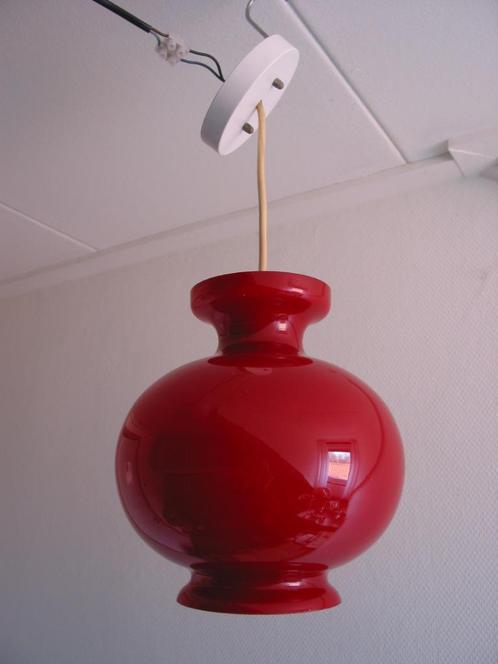 vintage raak amsterdam hanglamp, rood/wit glas, model 1056., Huis en Inrichting, Lampen | Hanglampen, Gebruikt, Minder dan 50 cm