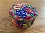 Blikken trommel 6-hoekig met fruitmotief in reliëf vintage, Verzamelen, Blikken, Ophalen of Verzenden, Gebruikt, Overige