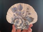 KUNST: Decoratieve Schelp met Blauw-Wit Bloemmotief, Ophalen of Verzenden