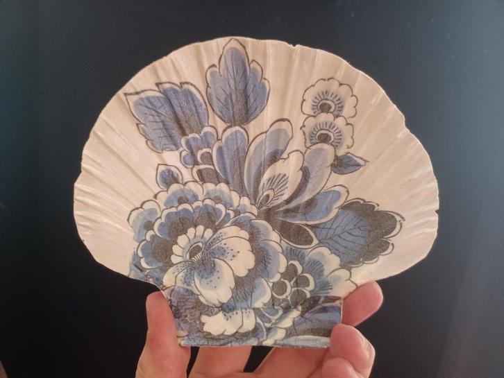 KUNST: Decoratieve Schelp met Blauw-Wit Bloemmotief, Antiek en Kunst, Curiosa en Brocante, Ophalen of Verzenden
