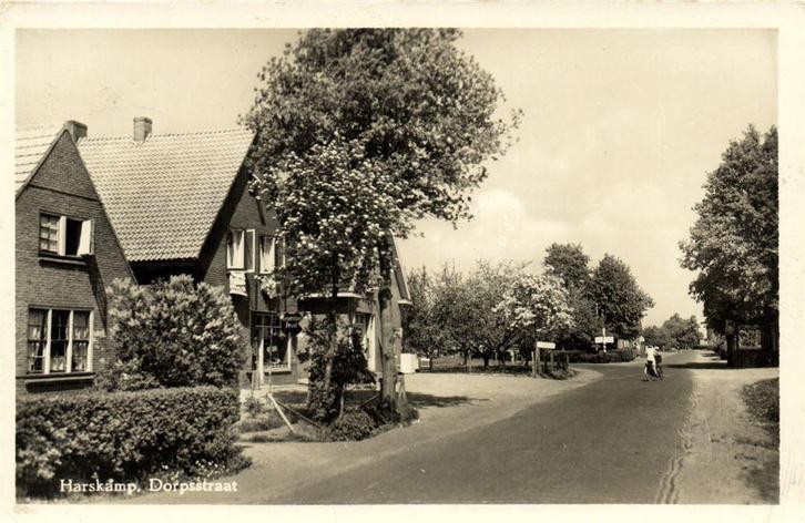 Harskamp. Dorpsstraat - 1956 gelopen, Verzamelen, Ansichtkaarten | Nederland, Gelopen, Noord-Brabant, 1940 tot 1960, Ophalen of Verzenden