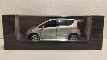 Mercedes A klasse light grey dealer editie Maisto 1:18 KRD beschikbaar voor biedingen