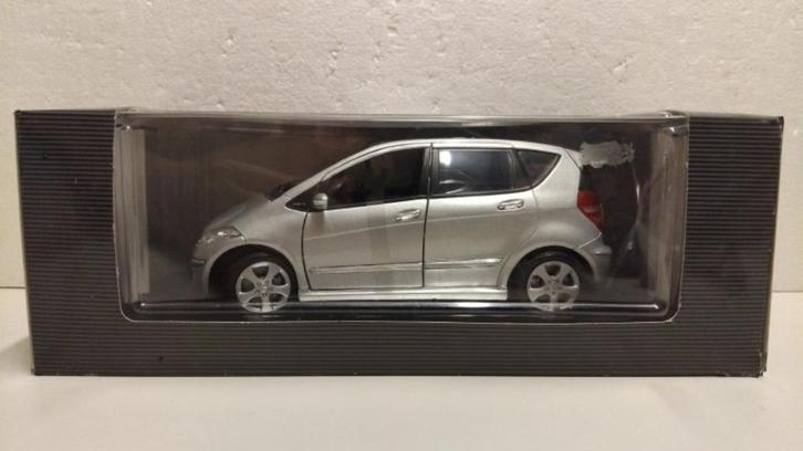 Mercedes A klasse light grey dealer editie Maisto 1:18 KRD, Hobby en Vrije tijd, Modelauto's | 1:18, Zo goed als nieuw, Auto, Maisto