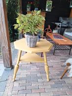 Oude plantentafeltje,  gerestyled met gele matte meubelverf, Huis en Inrichting, Tafels | Bijzettafels, 55 tot 75 cm, Zo goed als nieuw