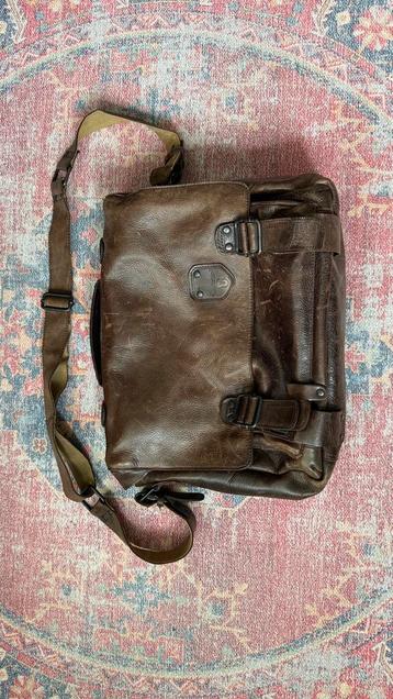 Vintage leren Aunts & Uncles schooltas beschikbaar voor biedingen
