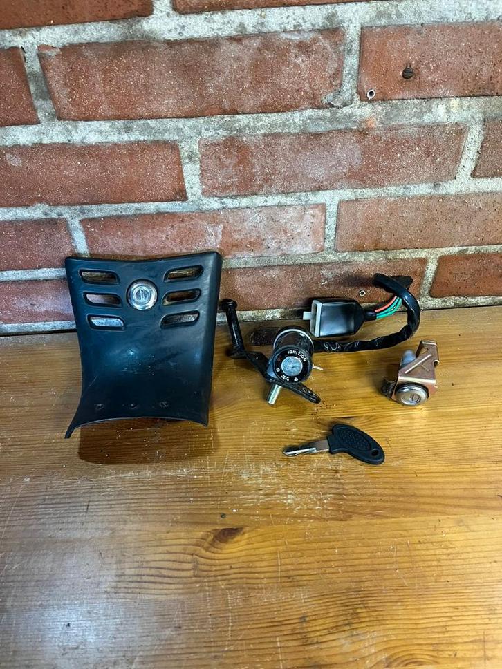 Contactslot retro scooter met 2 sloten, Fietsen en Brommers, Brommeronderdelen | Scooters, Overige merken, Overige typen, Ophalen of Verzenden