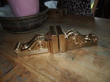 2 goudkleurige Ornamenten/Wandconsoles beschikbaar voor biedingen