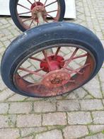 Antieke as met 2 wielen vol ijzer 111 cm lang volle banden, Ophalen