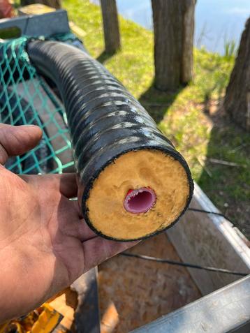 Geïsoleerde slang 25 mm binnenmaat en ca 9 cm buitenmaat.  beschikbaar voor biedingen