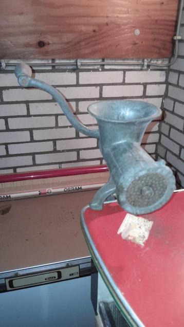 Vleeswolf - Gehaktmolen uit (over) grootmoederstijd beschikbaar voor biedingen