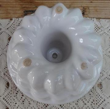 Witte keramieke puddingvorm beschikbaar voor biedingen