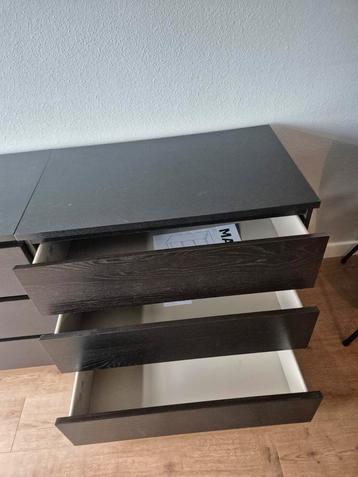 Zwartbruine ladekast met 3 lades en glasplaat