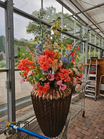 Opgemaakte vaas met zijdebloemen 140cm hoog beschikbaar voor biedingen