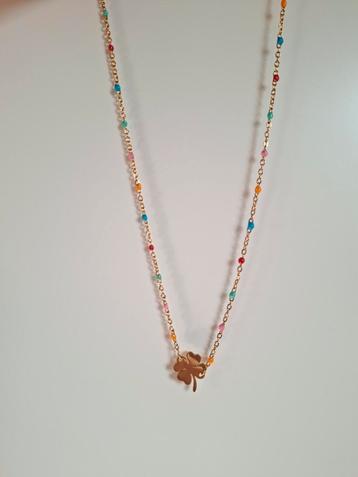 Ketting met klavertje en kleurtjes  beschikbaar voor biedingen