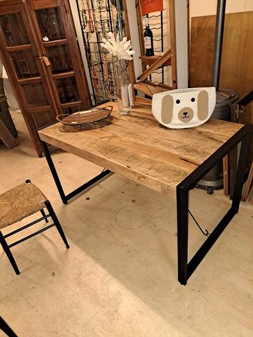 Kleine  mango  eetkamer tafel  6 maand oud.
