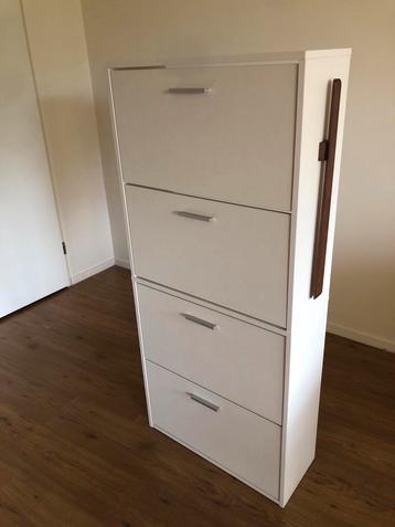 Schoenenkast met vier vakken beschikbaar voor biedingen