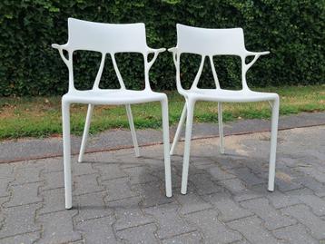 2 AI stoelen Kartell, ontwerp Philippe Starck, stapelbaar beschikbaar voor biedingen
